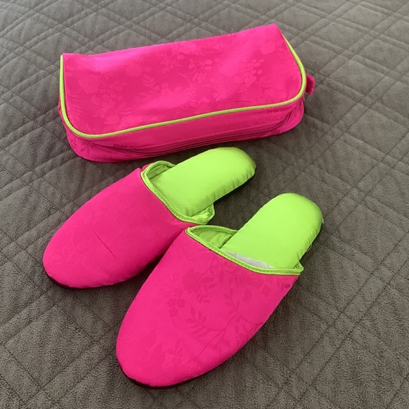Bloomingdale’s Vintage NWOT Pink Satin Silky Slippers - Picture 1 of 14